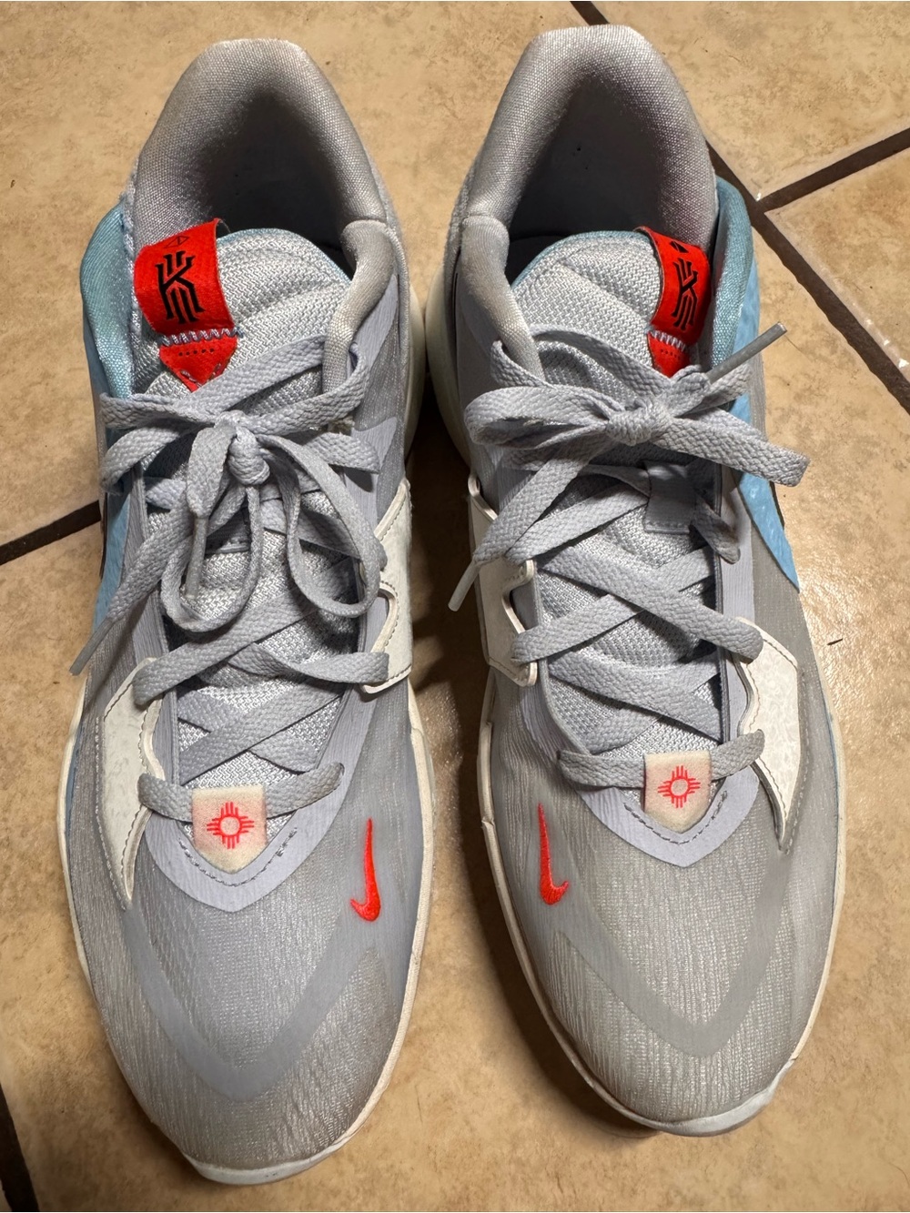 Nike Low-Top Sneakers in Light Gray with Red and Light Blue Accents